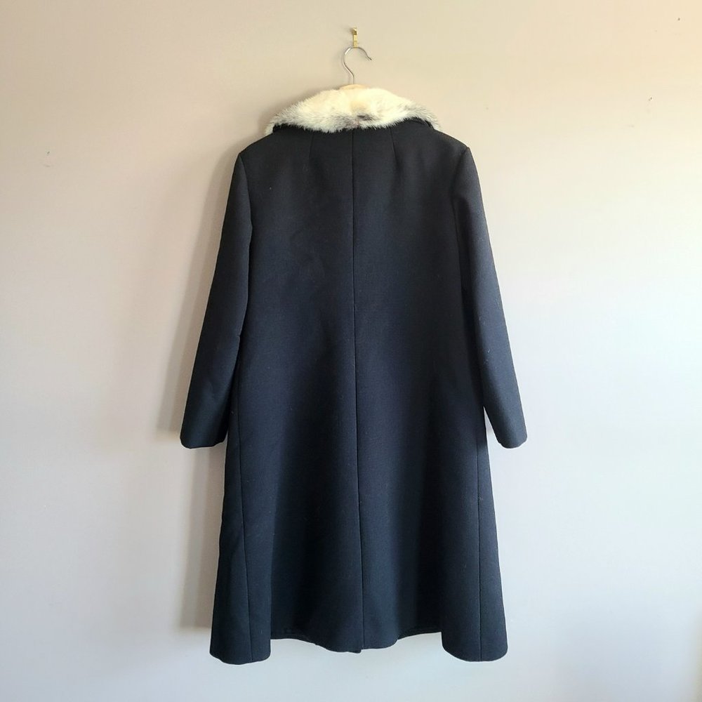 Classic style pure virgin wool black coat with white mink collar. - Picture 5 of 14